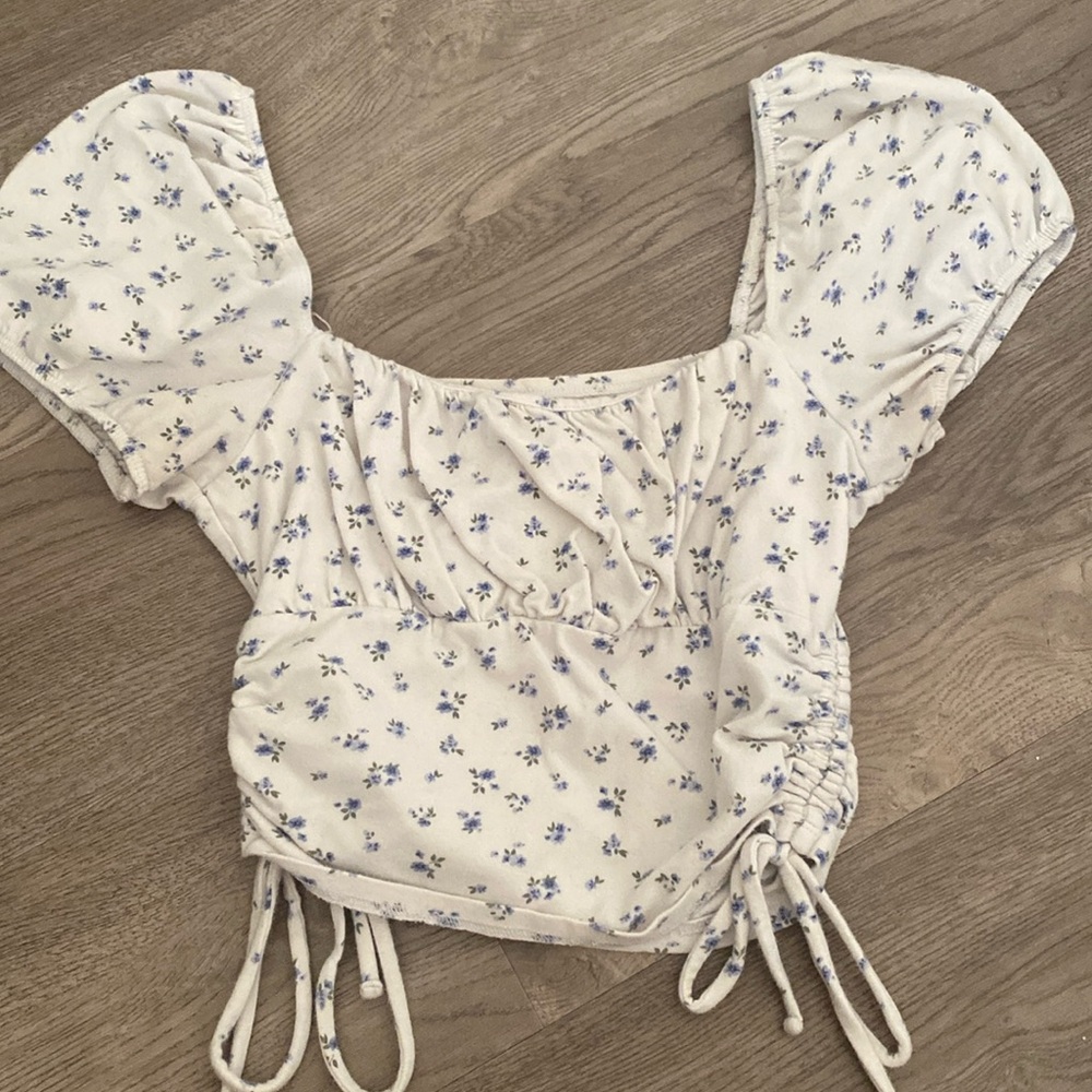 Hollister cropped flower blouse size small